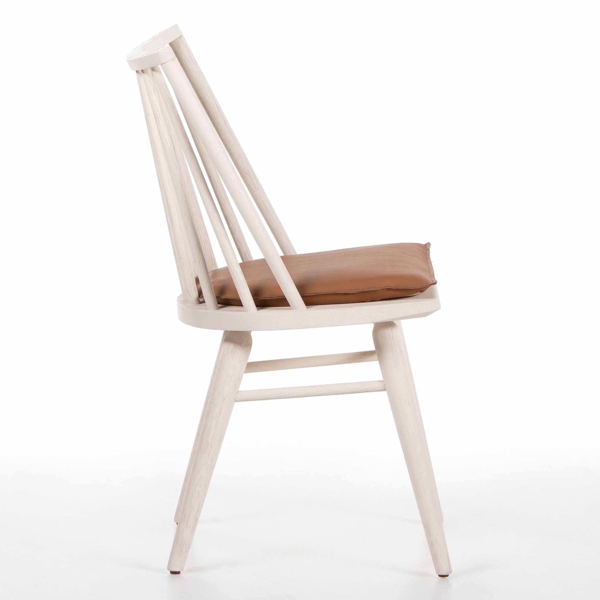 Lewis Windsor Chair, Whiskey Saddle, Off White